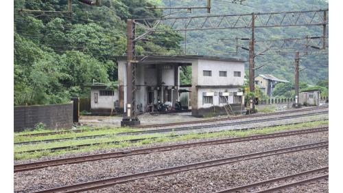 永樂車站為三等站，僅有區間車停靠，客運旅次較低，以貨運為主，係台泥的水泥貨運基地，也是台泥蘇澳廠的主要進出門戶，因此設置有寬廣的場站區，以及多條供貨運列車停靠與通過的側線，常有散裝水泥貨車停在站區。