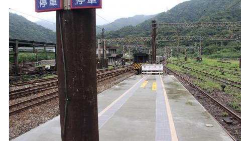 永樂車站為三等站，僅有區間車停靠，客運旅次較低，以貨運為主，係台泥的水泥貨運基地，也是台泥蘇澳廠的主要進出門戶，因此設置有寬廣的場站區，以及多條供貨運列車停靠與通過的側線，常有散裝水泥貨車停在站區。