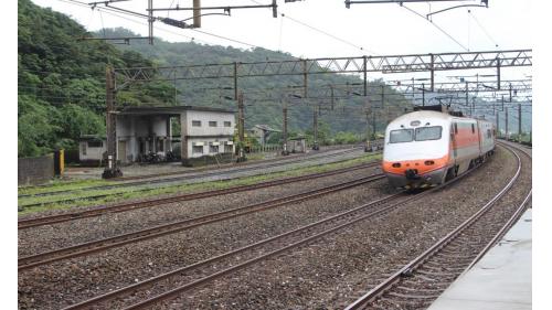 永樂車站為三等站，僅有區間車停靠，客運旅次較低，以貨運為主，係台泥的水泥貨運基地，也是台泥蘇澳廠的主要進出門戶，因此設置有寬廣的場站區，以及多條供貨運列車停靠與通過的側線，常有散裝水泥貨車停在站區。