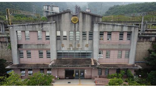 東澳車站內設置有島式月台兩座，除客運服務外，東澳站也是幸福水泥的貨運基地，站內經常可見到由散裝水泥車組成的貨運列車。雖然是設置在地面上的車站，但月台區實際上是位在一個土堤構造的上方，部分月台跨越台9線。由於同時兼有水泥貨運集散的功能，因此站區內用地寬廣，設有多條主要供貨運使用的側線。