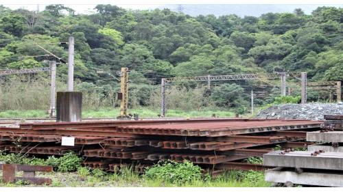 東澳車站內設置有島式月台兩座，除客運服務外，東澳站也是幸福水泥的貨運基地，站內經常可見到由散裝水泥車組成的貨運列車。雖然是設置在地面上的車站，但月台區實際上是位在一個土堤構造的上方，部分月台跨越台9線。由於同時兼有水泥貨運集散的功能，因此站區內用地寬廣，設有多條主要供貨運使用的側線。