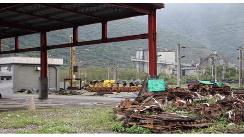 東澳車站內設置有島式月台兩座，除客運服務外，東澳站也是幸福水泥的貨運基地，站內經常可見到由散裝水泥車組成的貨運列車。雖然是設置在地面上的車站，但月台區實際上是位在一個土堤構造的上方，部分月台跨越台9線。由於同時兼有水泥貨運集散的功能，因此站區內用地寬廣，設有多條主要供貨運使用的側線。