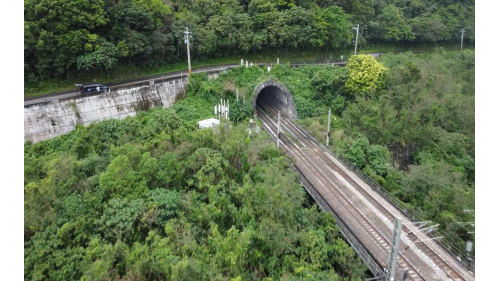 新武塔隧道隧道北口。新武塔隧道群介於南澳站至武塔站之間，新武塔隧道為雙線隧道，隧道內有二條鐡道。